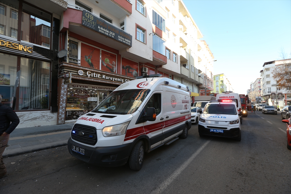 KARS (AA) – Kars'ta bir binanın girişinde çıkan yangında, dumandan