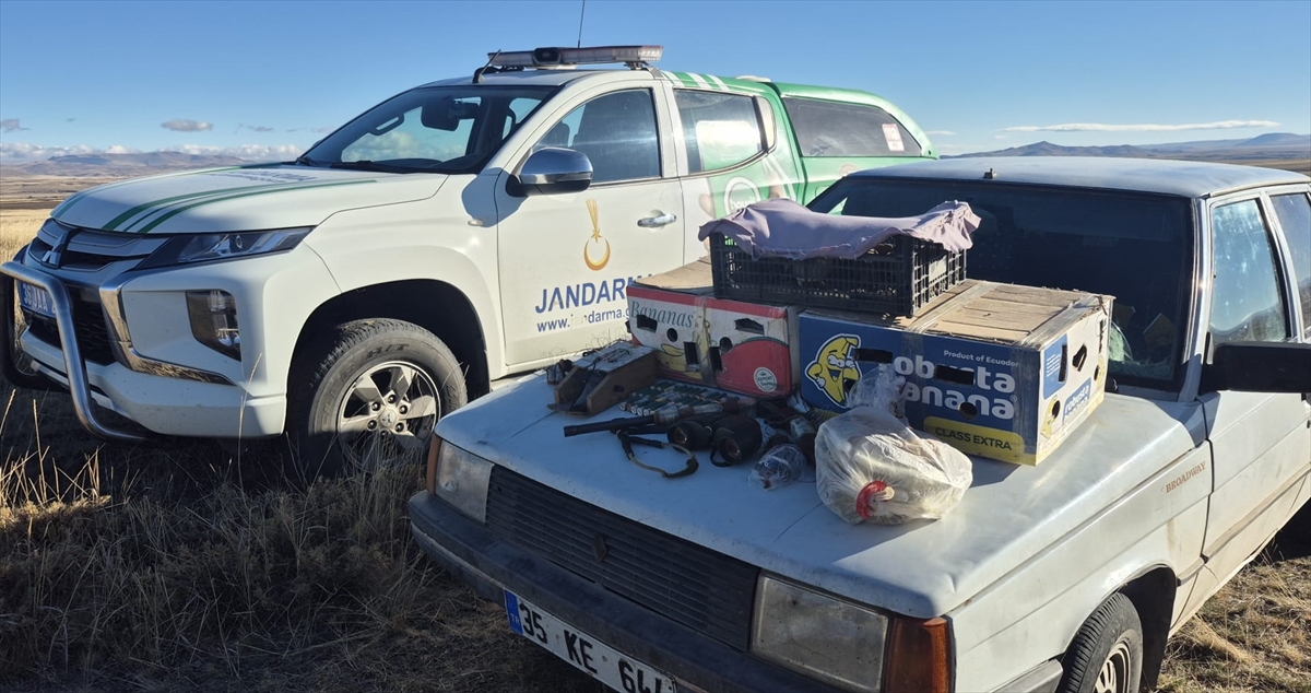 KARS (AA) – Kars'ın Selim ilçesinde şahin avlarken suçüstü yakalanan