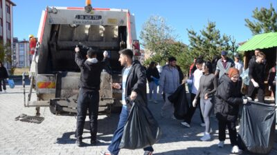 KARS (AA) – Kars’ın Sarıkamış ilçesinde üniversite öğrencileri "Temiz çevre