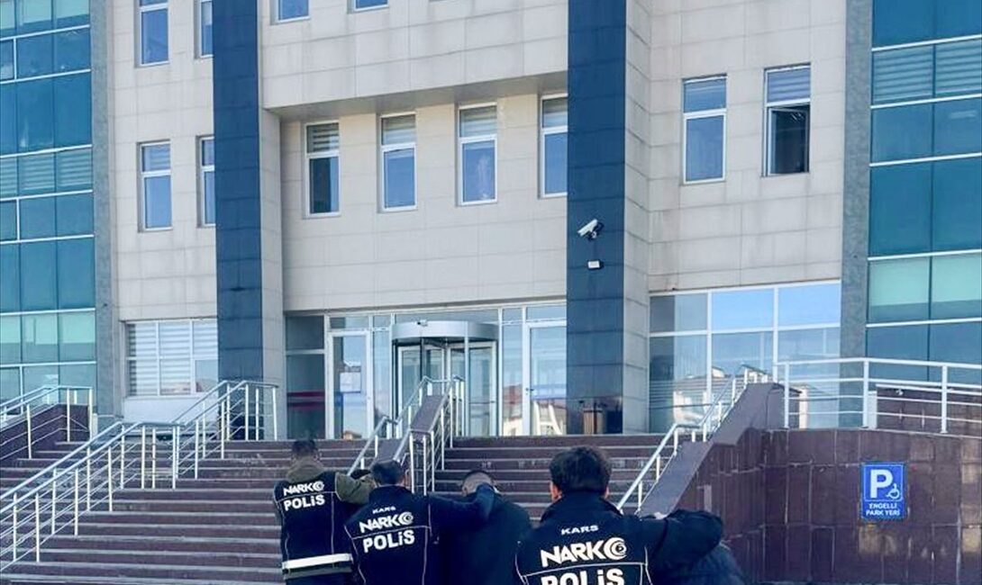 KARS (AA) – Kars'ta sokak satıcılarına yönelik operasyonda yakalanan 3