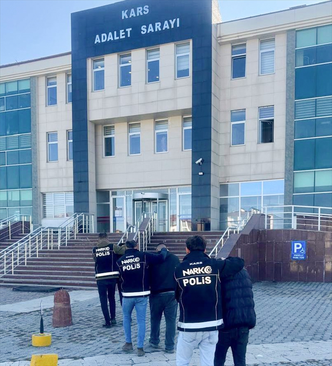 KARS (AA) – Kars'ta sokak satıcılarına yönelik operasyonda yakalanan 3