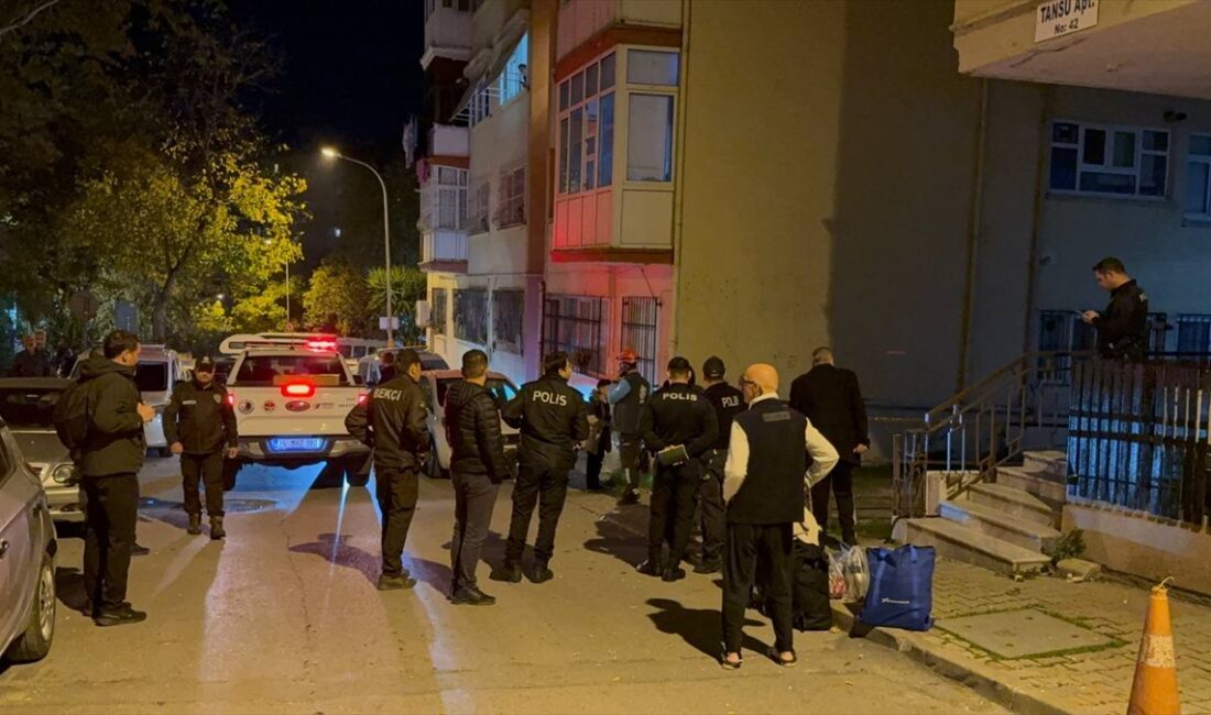 İSTANBUL (AA) – Kartal'da, kolonlarında çatlak oluşan 4 katlı bina