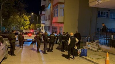 İSTANBUL (AA) – Kartal'da, kolonlarında çatlak oluşan 4 katlı bina