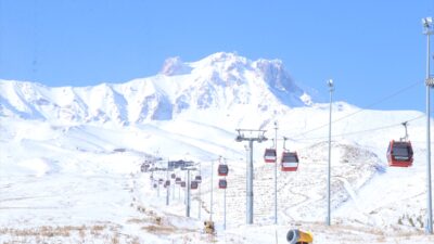 - Uluslararası standartlardaki pistleri, teknik altyapısı, beş yıldızlı otelleri ve