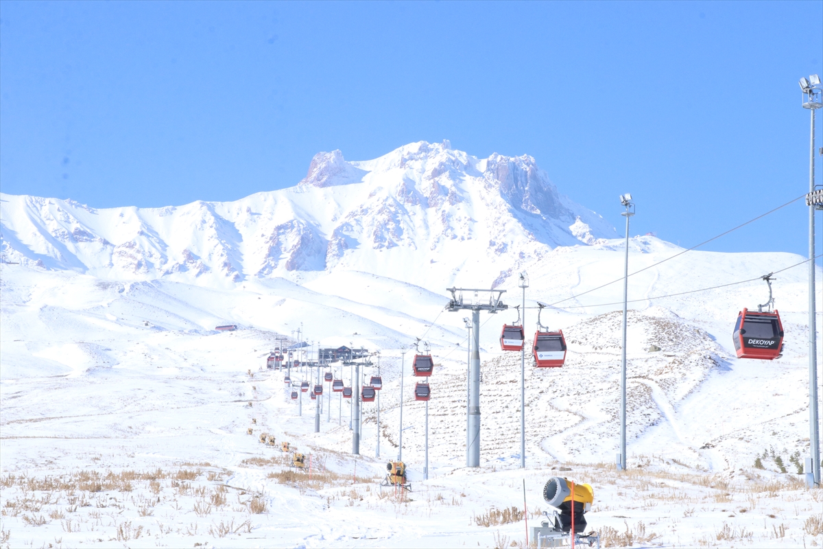 - Uluslararası standartlardaki pistleri, teknik altyapısı, beş yıldızlı otelleri ve