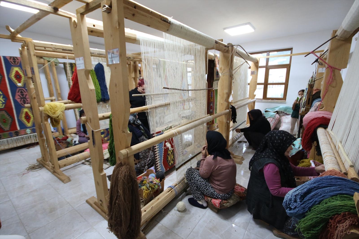 - Antalya'nın Kaş ilçesinde kadınların geleneksel yöntemle doğal malzemeler ve