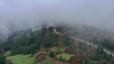 KASTAMONU (AA) – Kastamonu'da sisle birleşen sonbaharın oluşturduğu renkler, dronla