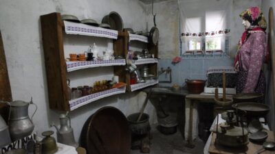 - Hatay'ın Erzin ilçesinde kayınvalidesinden kalan evde geçmişte kullanılan eşyaları