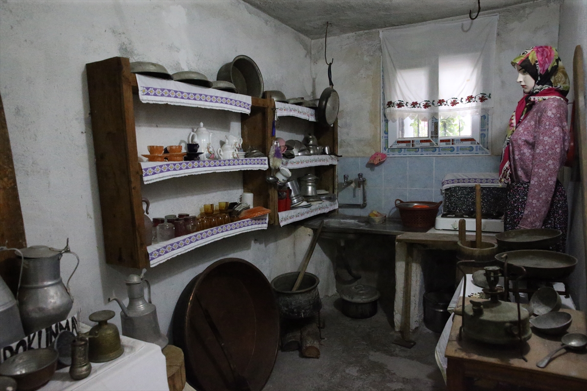 - Hatay'ın Erzin ilçesinde kayınvalidesinden kalan evde geçmişte kullanılan eşyaları