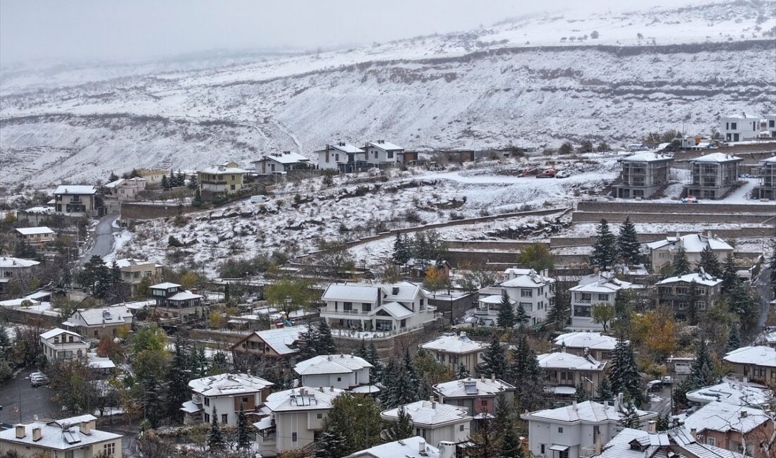 KAYSERİ (AA) – Kayseri'nin yüksek kesimlerinde kar yağışı görüldü. Kentte