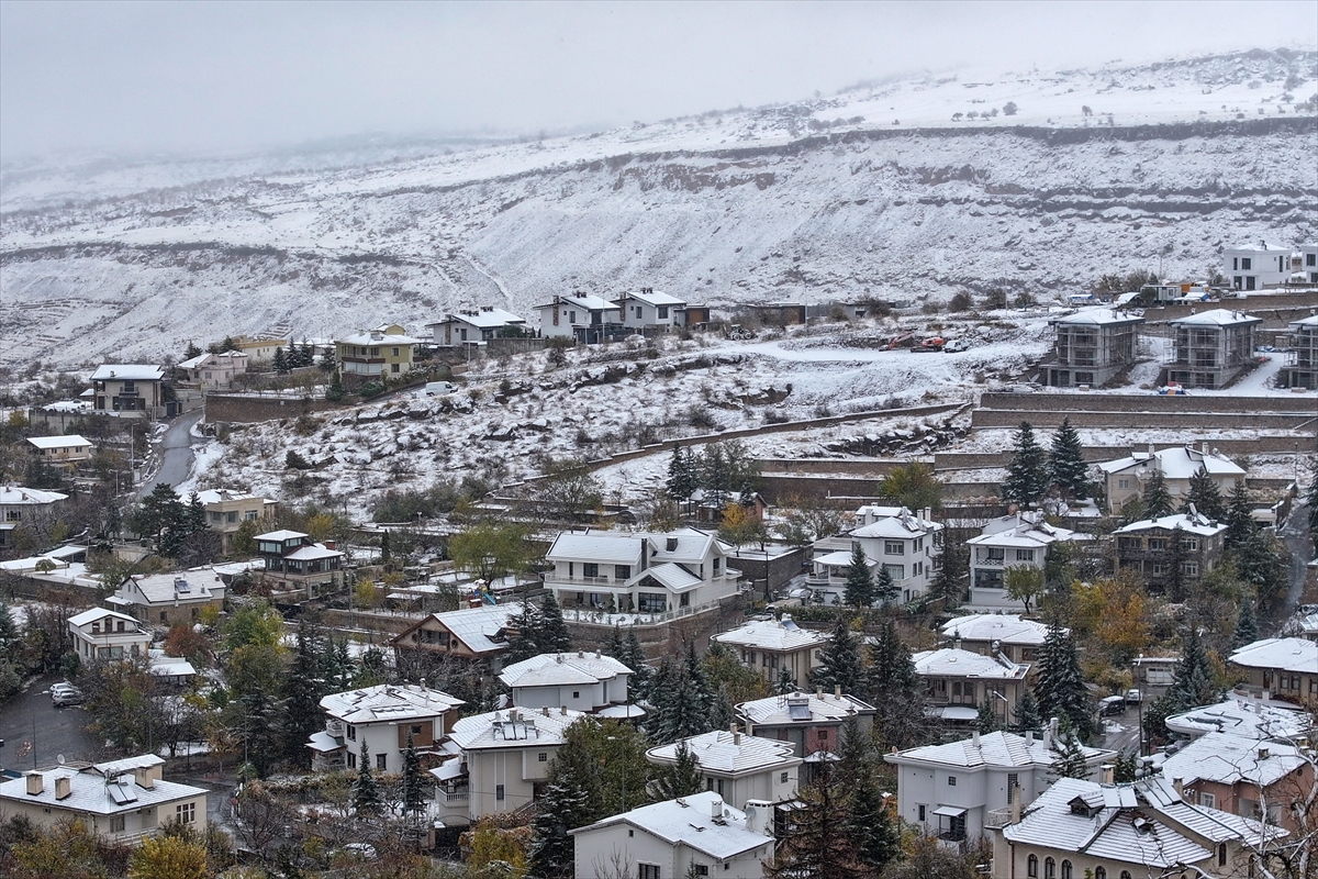 KAYSERİ (AA) – Kayseri'nin yüksek kesimlerinde kar yağışı görüldü. Kentte