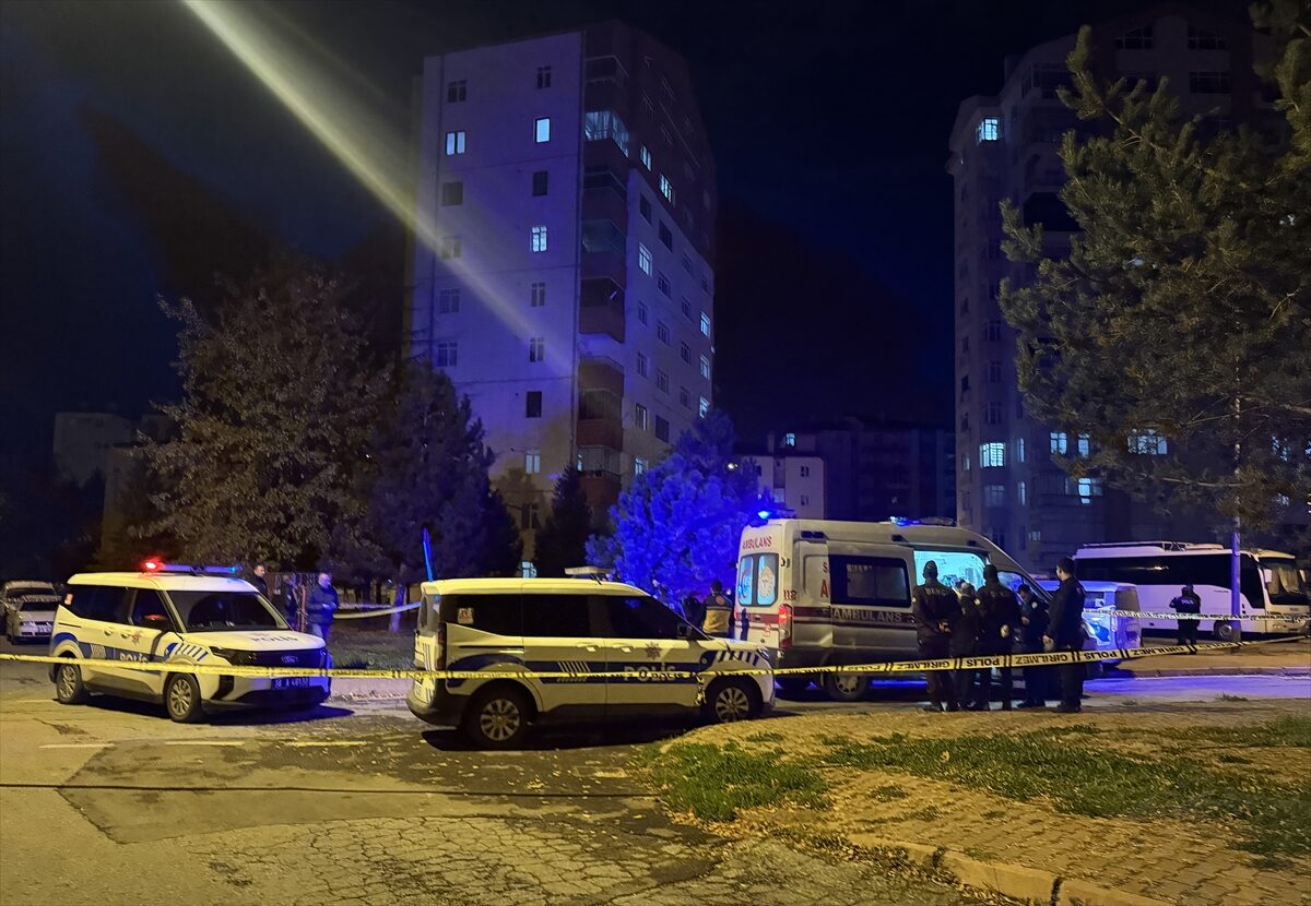 KAYSERİ (AA) – Kayseri'de kocası tarafından bıçaklanan kadın hayatını kaybetti.