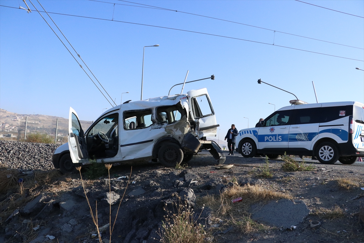 KAYSERİ (AA) – Kayseri'nin merkez Kocasinan ilçesinde lokomotifin çarptığı hafif