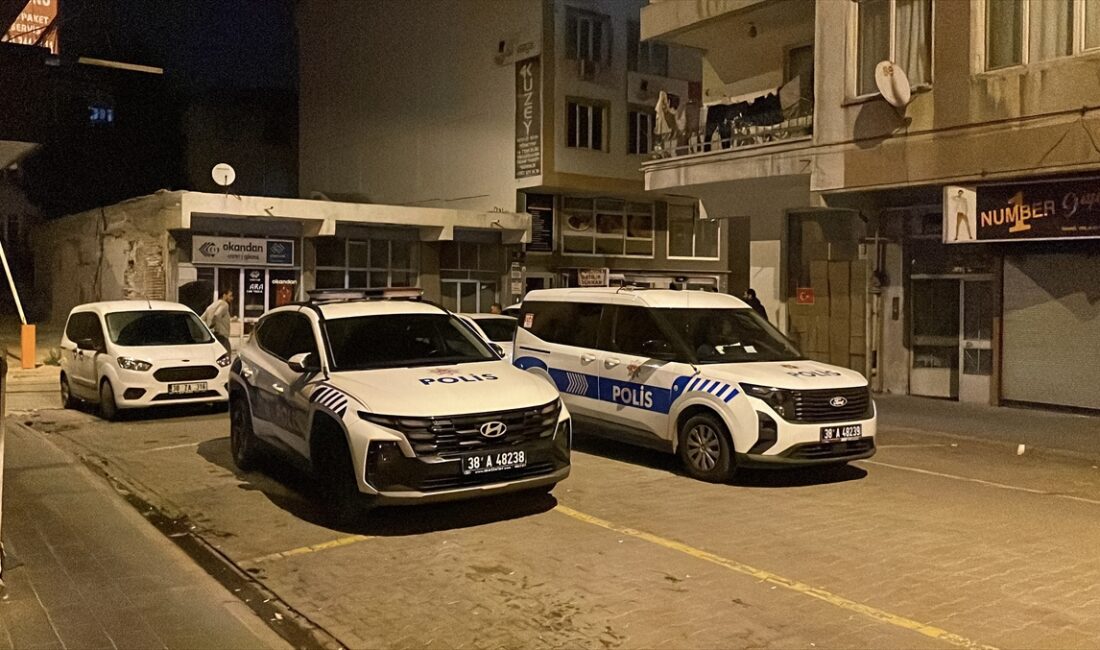 KAYSERİ (AA) – Kayseri'nin Kocasinan ilçesinde çıkan silahlı kavgada bir