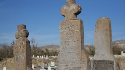 - Develi ilçesindeki mezar taşları, fotoğrafları çekilip çizimleri ve rölöve