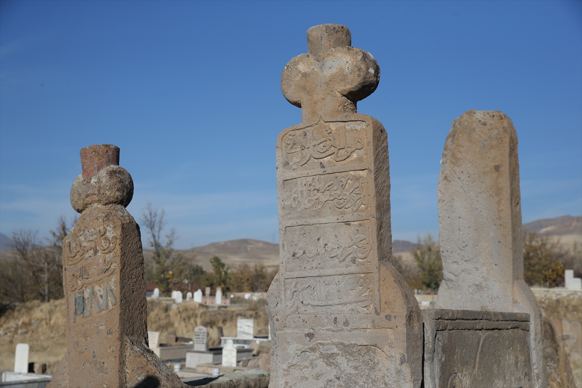 - Develi ilçesindeki mezar taşları, fotoğrafları çekilip çizimleri ve rölöve