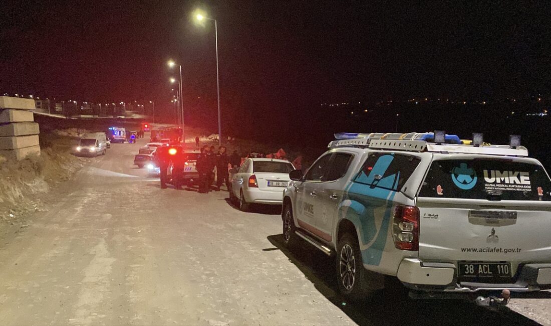 KAYSERİ (AA) – Kayseri'nin merkez Talas ilçesinde uçuruma yuvarlanan otomobilin