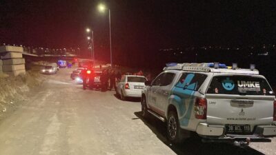 KAYSERİ (AA) – Kayseri'nin merkez Talas ilçesinde uçuruma yuvarlanan otomobilin