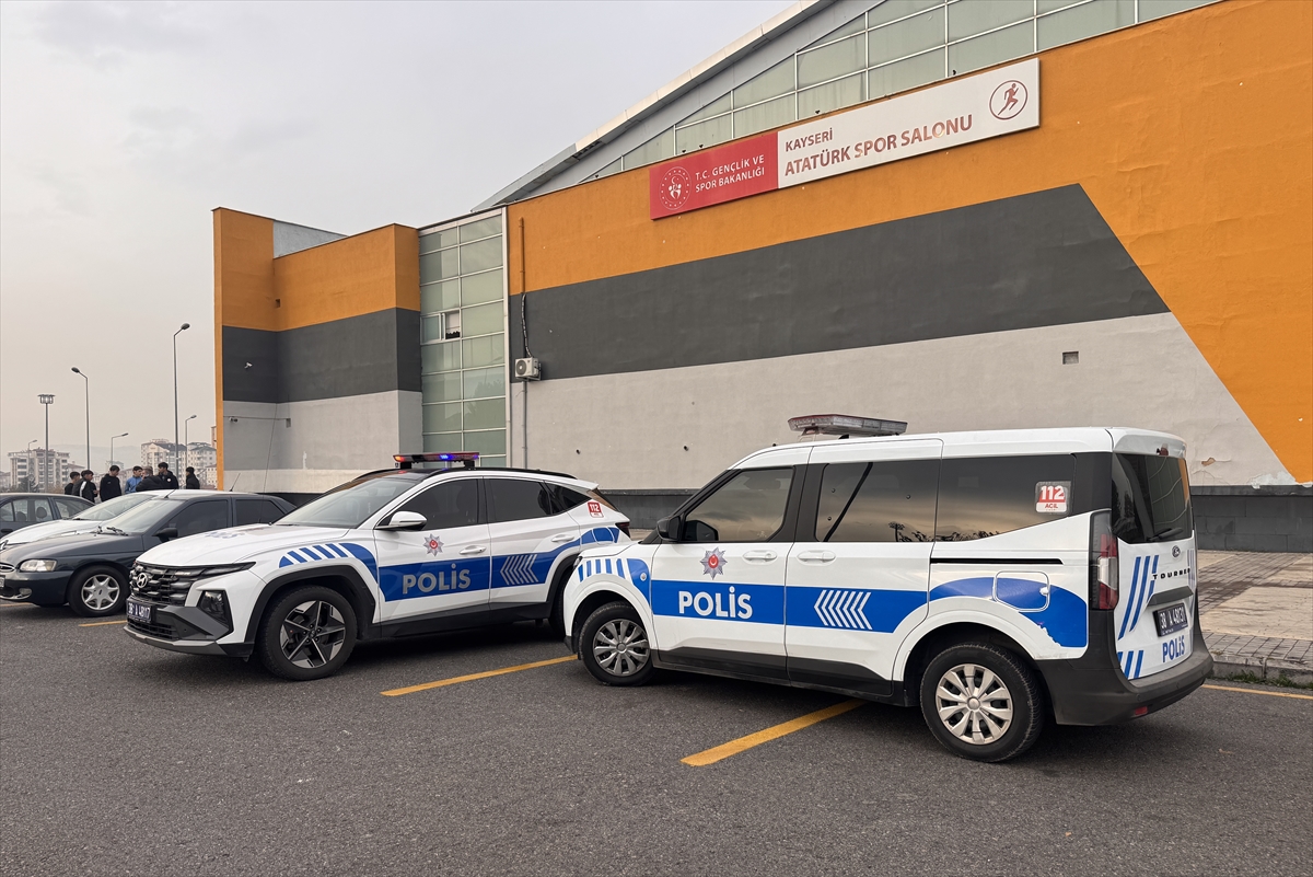 KAYSERİ (AA) – Kayseri'nin merkez Melikgazi ilçesinde liseler arası voleybol