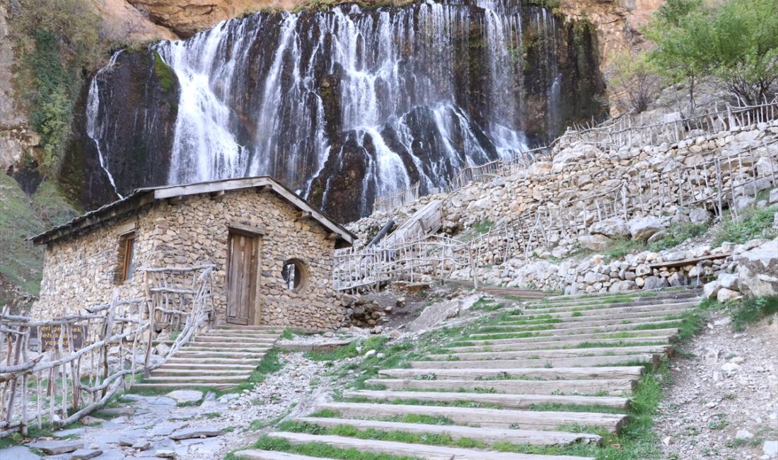 - Türkiye'nin en yüksekten dökülen birinci takım şelalesi olan ve