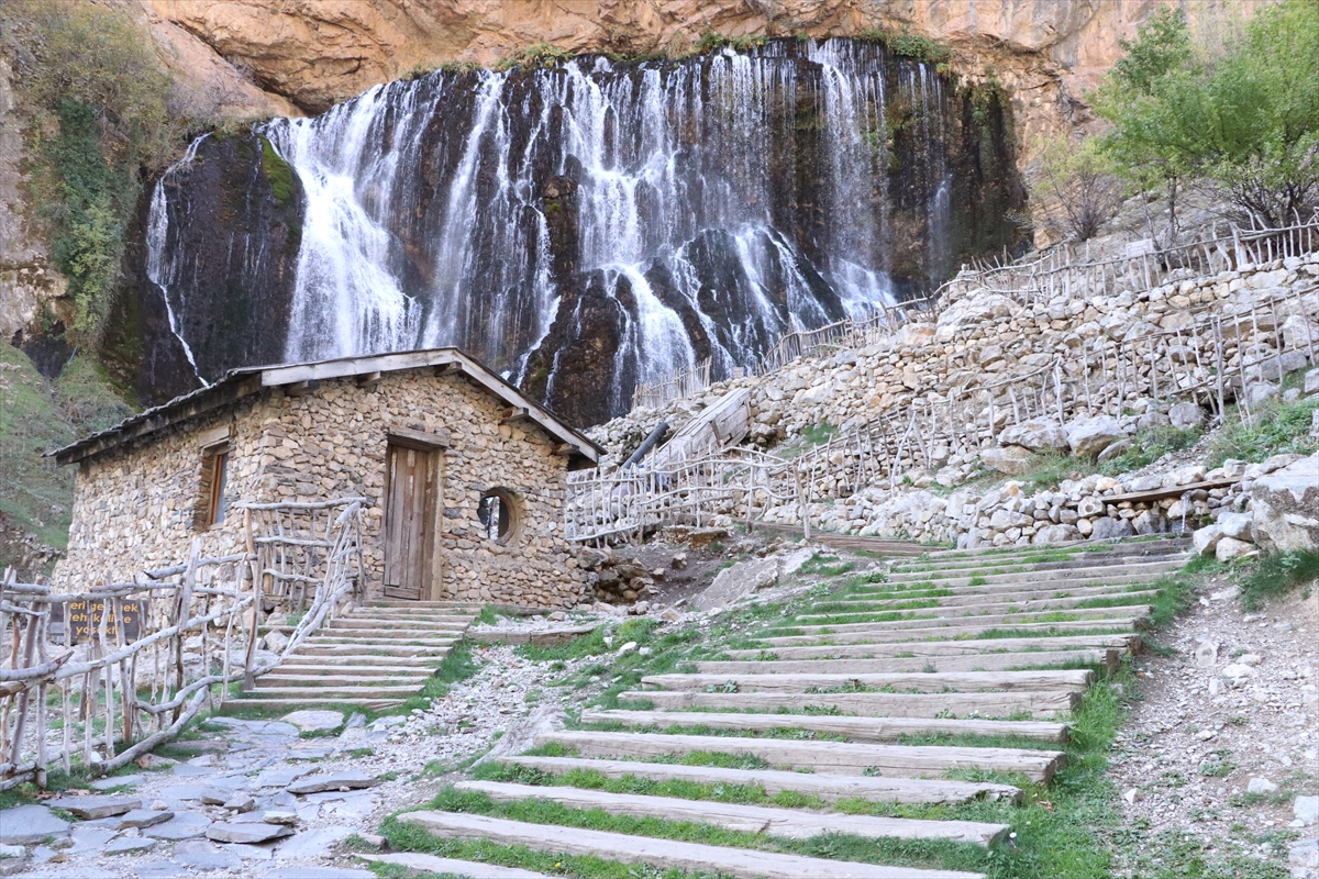 - Türkiye'nin en yüksekten dökülen birinci takım şelalesi olan ve