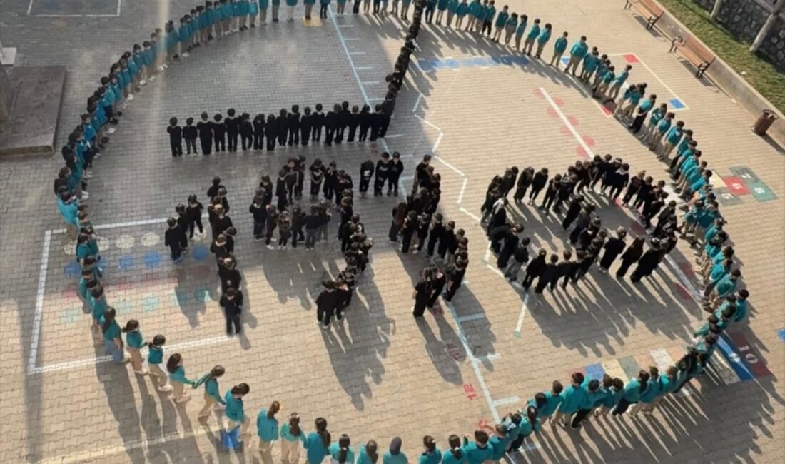 KİLİS (AA) – Kilis'te ilkokul öğrencileri, 10 Kasım Atatürk'ü Anma