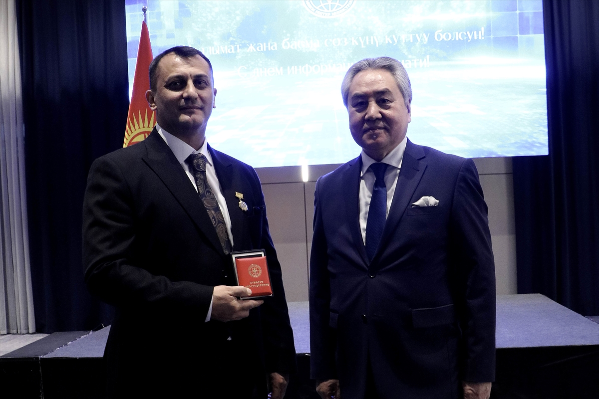 - Bakan Ceenbek Kulubayev:
- "Sizin yayınlarınız sayesinde Kırgızistan'ın misafirperver, istikrarlı