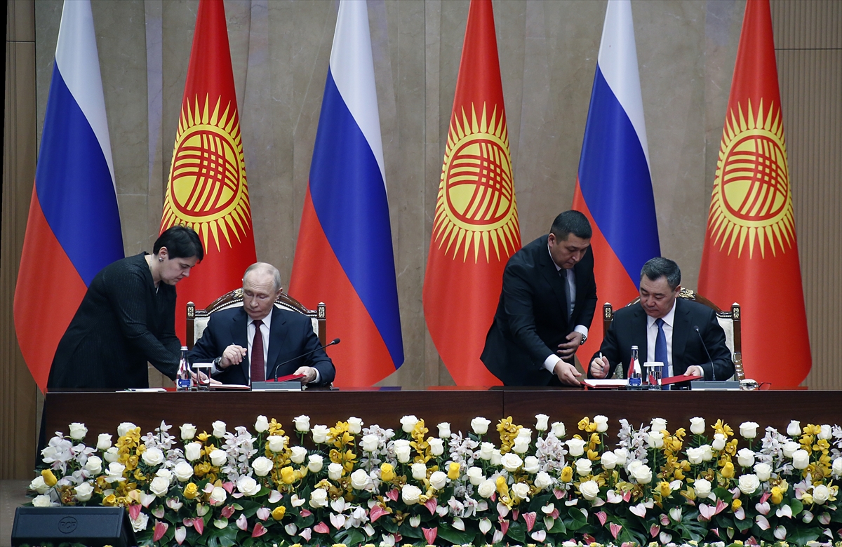 - Kırgızistan Cumhurbaşkanı Sadır Caparov:
- "Kırgızistan'ın Rusya ile müttefik ilişkilerini