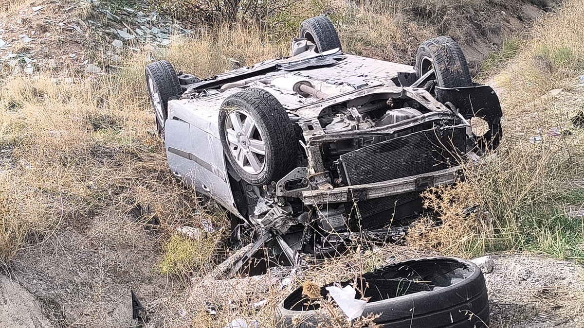 KIRIKKALE (AA) – Kırıkkale'de iki otomobilin çarpışması sonucu yaralanan 7