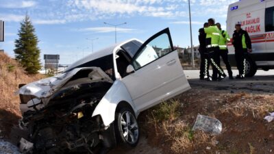 KIRIKKALE (AA) – Kırıkkale'de otomobil ile hafif ticari aracın çarpıştığı