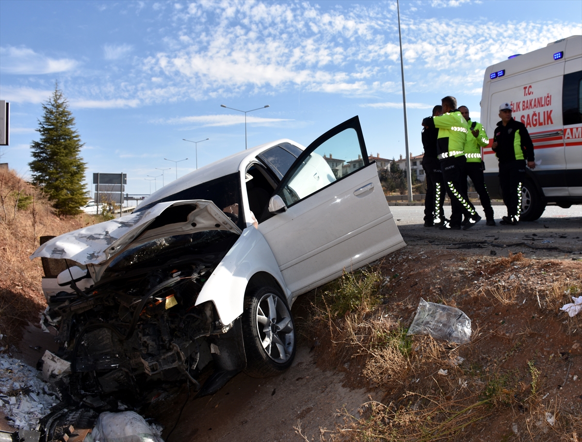 KIRIKKALE (AA) – Kırıkkale'de otomobil ile hafif ticari aracın çarpıştığı