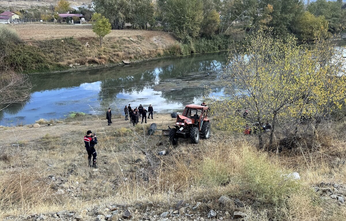 KIRIKKALE (AA) – Kırıkkale'nin Yahşihan ilçesinde uçuruma devrilen traktörün sürücüsü