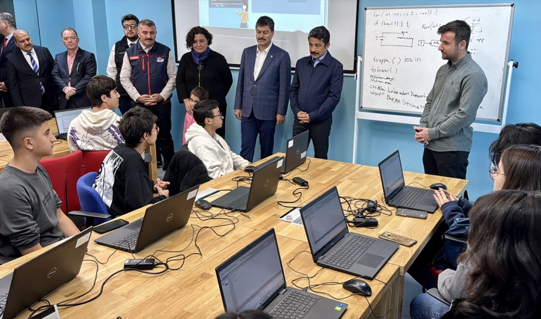 KIRŞEHİR (AA) – Kırşehir Cacabey Gençlik Merkezi'nde oluşturulan DENEYAP Teknoloji