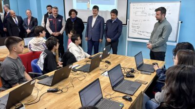 KIRŞEHİR (AA) – Kırşehir Cacabey Gençlik Merkezi'nde oluşturulan DENEYAP Teknoloji