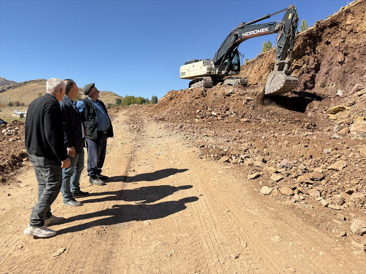 - Hakkari'nin Yüksekova ilçesine bağlı Büyükçiftlik beldesinde kışın çığ düşmesi