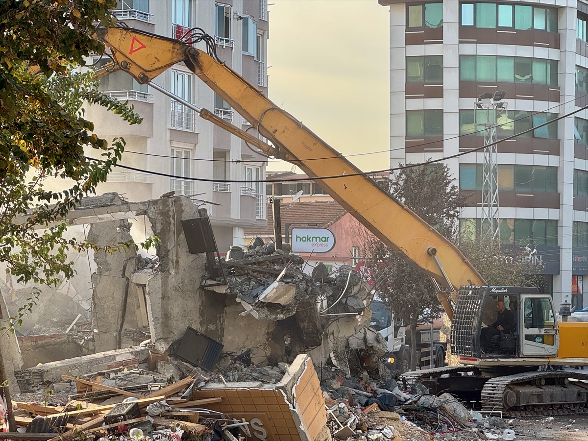 KOCAELİ (AA) – Kocaeli'nin Gebze ilçesinde çöken 7 katlı binanın