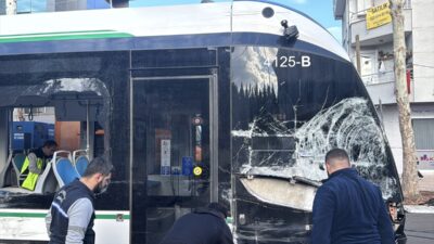 KOCAELİ (AA) – Kocaeli'nin İzmit ilçesinde, çöp kamyonu ile tramvayın