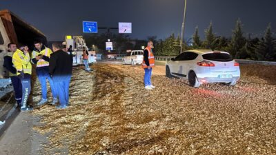 KOCAELİ (AA) – Kocaeli’nin Başiskele ilçesinde yonga taşıyan bir tır