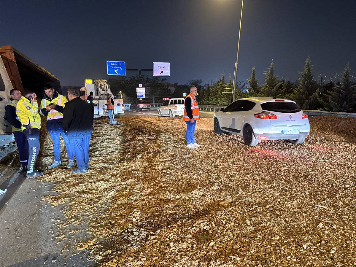 KOCAELİ (AA) – Kocaeli’nin Başiskele ilçesinde yonga taşıyan bir tır