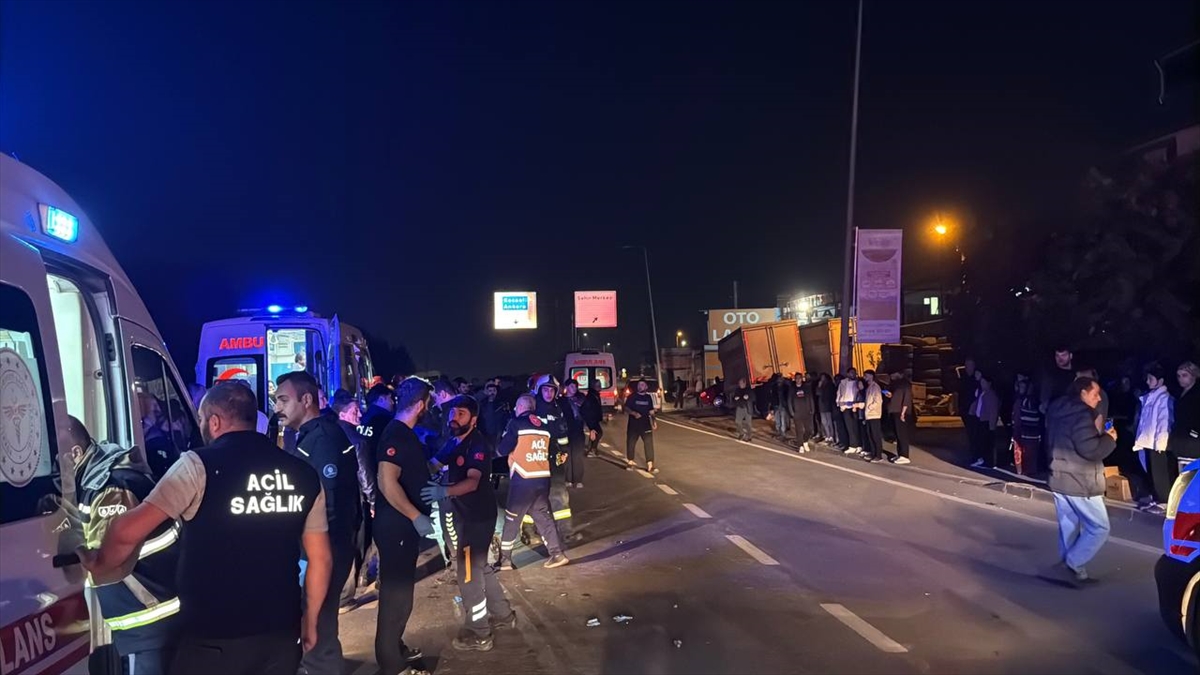 KOCAELİ (AA) – Kocaeli'nin Gebze ilçesinde işçi servisi ile otomobilin