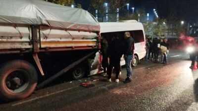 KOCAELİ (AA) – Kocaeli'nin Dilovası ilçesinde fabrika işçilerini taşıyan minibüs