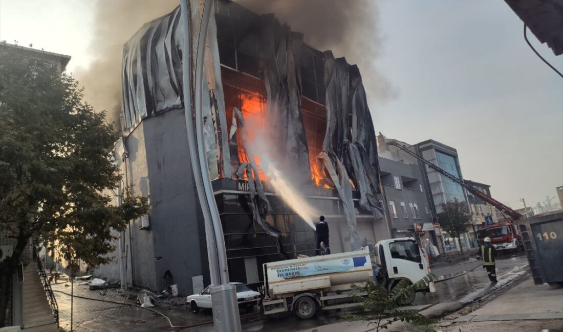 KOCAELİ (AA) – Kocaeli’nin Dilovası ilçesinde parfüm deposunda çıkan yangına