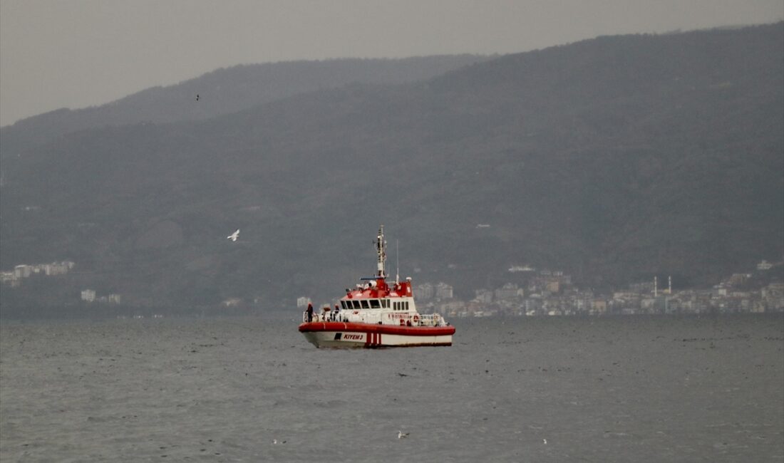 KOCAELİ (AA) – Kocaeli'nin Körfez açıklarında balıkçı teknesinin alabora olması