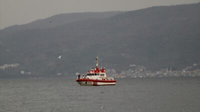 KOCAELİ (AA) – Kocaeli'nin Körfez açıklarında balıkçı teknesinin alabora olması