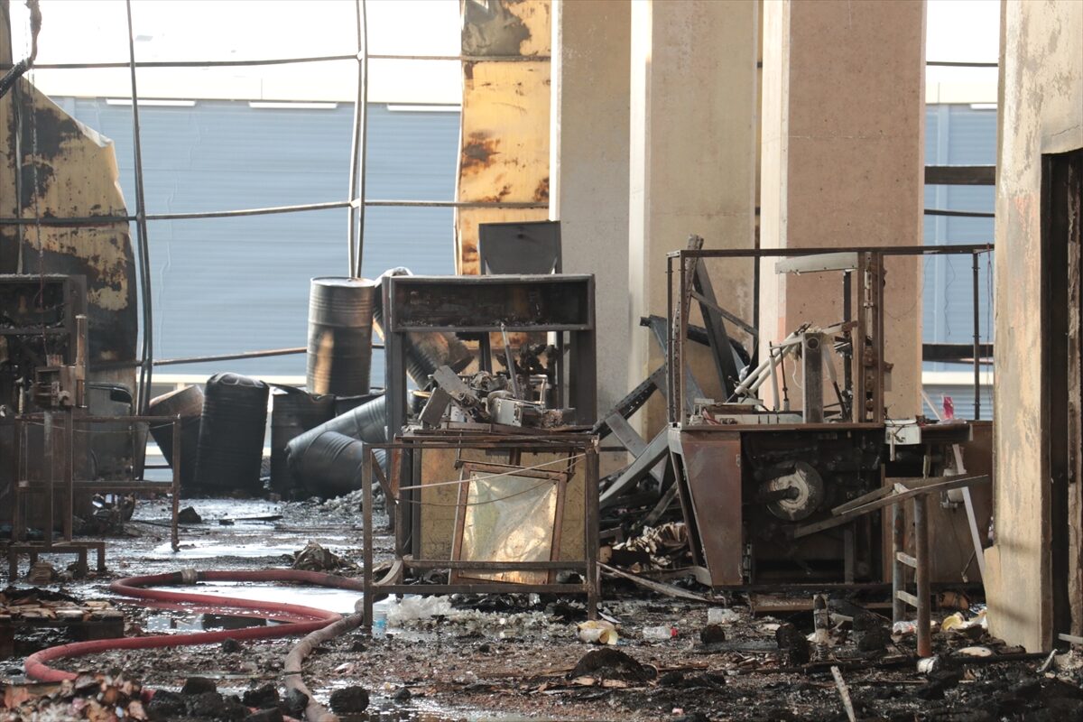 KOCAELİ (AA) – Kocaeli'nin Dilovası ilçesinde, yangın çıkan kozmetik fabrikasında