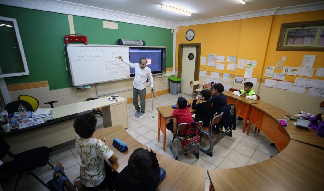 - Adana'da, geçirdiği çocuk felci nedeniyle koltuk değneğiyle yürüyen Türkçe