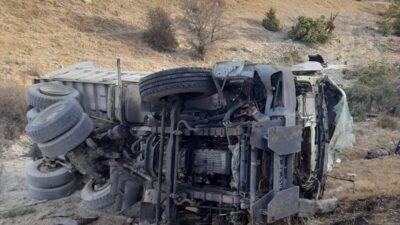 KONYA (AA) – Konya'nın Kadınhanı ilçesinde, şarampole devrilen kamyonun sürücüsü