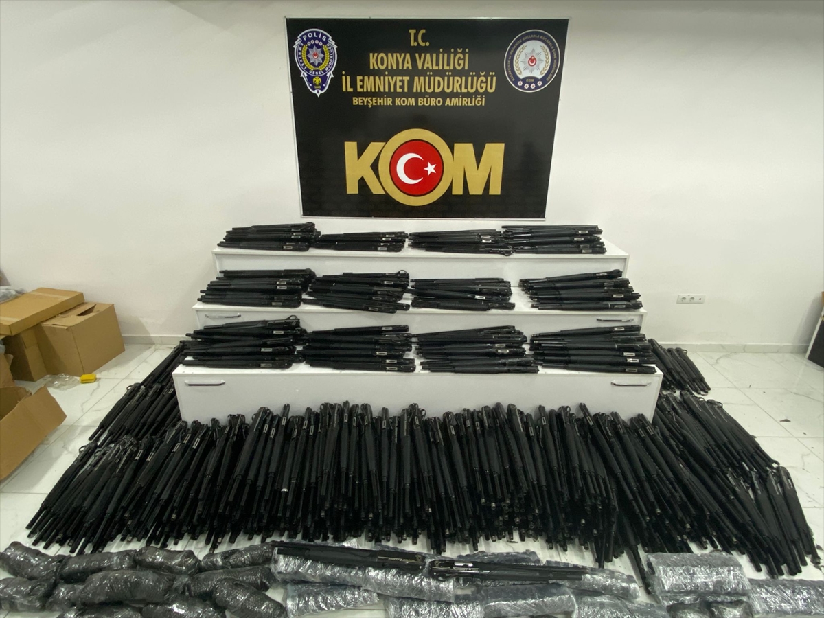 KONYA (AA) – Konya'da düzenlenen silah kaçakçılığı operasyonlarında 3 zanlı