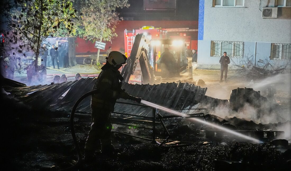 İSTANBUL (AA) – Küçükçekmece'de kağıt ve plastik hurdaların olduğu bir