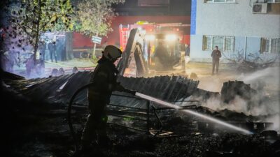 İSTANBUL (AA) – Küçükçekmece'de kağıt ve plastik hurdaların olduğu bir